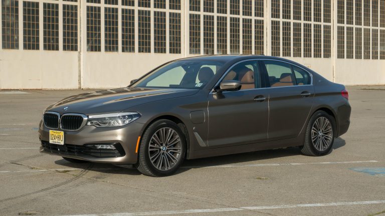 2018 BMW 530e plug-in hybrid goes greener without growing its price tag
