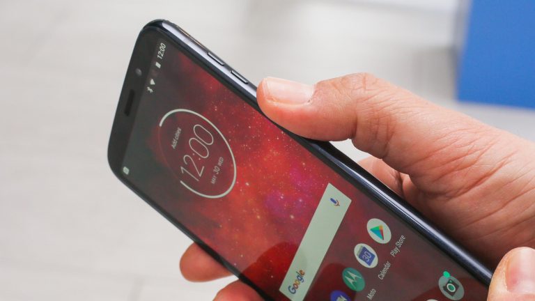 Moto Z3 Play arrives this summer for $499, extra battery pack included