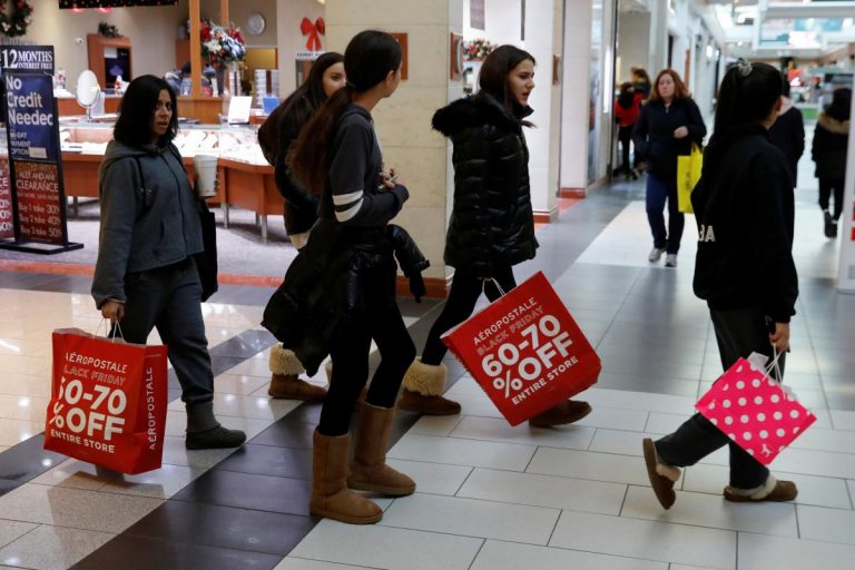 Black Friday deals lure U.S. shoppers, biggest sales gains online