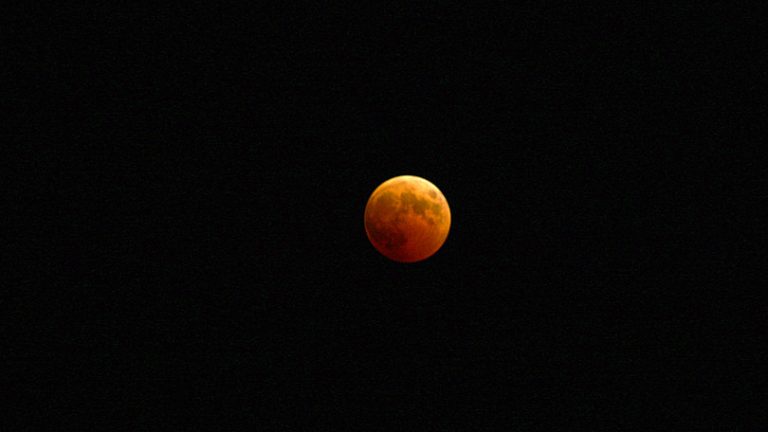 How to Photograph a Total Lunar Eclipse | News & Opinion