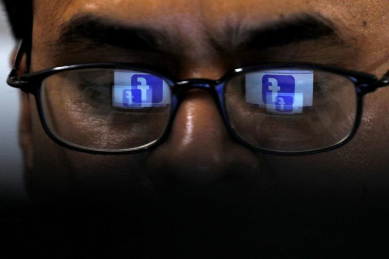 Facebook ‘labels’ posts by hand, posing privacy questions