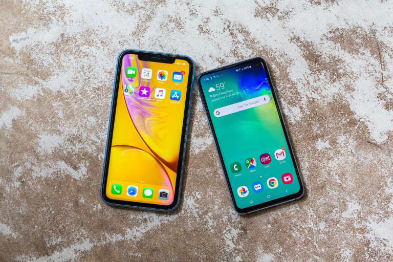 iPhone XR vs. Galaxy S10E: Which $750 phone should you buy