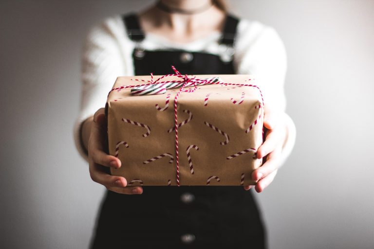 6 Tips for Gifting Money to Family Members This Holiday Season