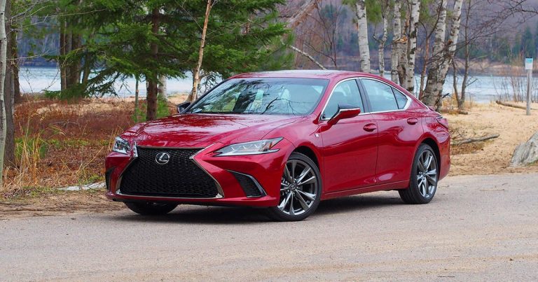 The 2021 Lexus ES 250 is comfy like a pair of sweatpants